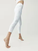 Calza capri blanca con estampado de mármol gris.