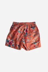 Short de baño celeste con estampado floral en tonos naranja y rojo. Cuenta con bolsillos laterales, cintura elástica con cordón ajustable y logo en goma en la pierna derecha.