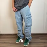 Pantalón jean cargo celeste, corte holgado, con múltiples bolsillos tipo cargo.