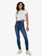 Jeans skinny de tiro alto color azul oscuro.