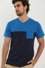 Remera de hombre con cuello en V, parte superior negra y parte inferior gris con bolsillo en el pecho.