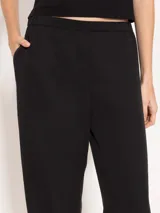 Pantalón negro de tencel con lino, de corte recto y caída liviana. Tiene elástico en la cintura, falsa cartera, bolsillos escondidos en el delantero y bolsillo ojal en la espalda.