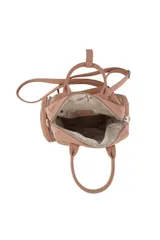 Mochila color rosa con doble asa de mano, cierre superior y bolsillos laterales con cierre.