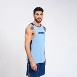 Musculosa de training celeste con cuello y laterales en azul marino. Logo de Umbro estampado en el pecho.