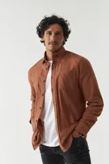 Camisa rústica lisa de manga larga, corte regular, color gris oscuro.