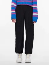 Pantalón cargo negro de corte holgado con cintura elástica y bolsillos laterales.