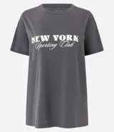 Remera deportiva de algodón color gris con efecto desteñido y estampa frontal con la leyenda "New York Sporting Club". Corte amplio y mangas cortas.
