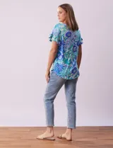 Blusa de seda fría estampada con flores en tonos azul y verde, marca Ruby Rd. Tiene cuello a la base con escote en V y mangas cortas con volados.