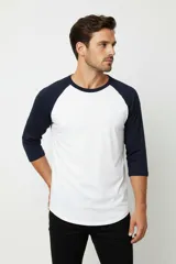 Remera blanca con mangas 3/4 azul marino y cuello redondo. Corte clásico.