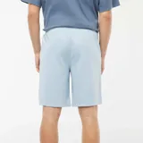 Bermudas deportivas de chándal color azul claro, de corte recto y largo a la rodilla.