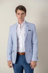 Saco de vestir celeste con diseño espigado, confeccionado en lino, corte slim fit y medio forro.