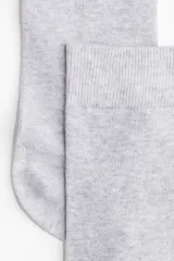 Pack de cinco pares de medias de caña media color gris claro, de tejido fino de mezcla de algodón suave con borde superior elástico.