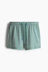 Short de baño de sirsaca a rayas verticales verdes y blancas, con aberturas laterales cortas, elástico y cordón ajustable en la cintura, bolsillos laterales, bolsillo trasero con cierre autoadherente y suspensor interior de malla.