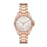 Reloj Michael Kors modelo Kacie, con caja y pulsera de acero inoxidable color oro rosa. Bisel con cristales incrustados, esfera plateada con números romanos y movimiento de cuarzo de tres agujas.