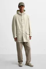 Zapatilla deportiva tipo running de color negro, perteneciente a la colección especial Origins. Presenta una parte superior confeccionada en una combinación de cuero con acabado de gamuza y tejido transpirable. Cuenta con una suela de volumen con diseño irregular y cierre mediante cordones.