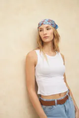 Crop top de algodón blanco, sin mangas y elastizado, con costura debajo del busto.