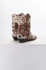 Bota corta de cuero con estampado animal print, puntera fina y correas de cuero marrón con hebillas metálicas.