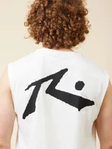 Musculosa blanca de algodón con logo Rusty estampado en el pecho.