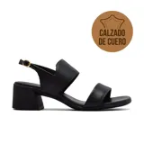 Sandalias de cuero negro con dos tiras anchas sobre el empeine, pulsera con hebilla al tobillo y taco cuadrado bajo.