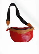 Riñonera color bronce con correa de cuero ajustable y cierre metálico.