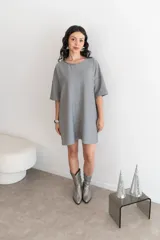 Vestido corto tipo remerón color rojo, confeccionado en lurex con lycra y mangas cortas.