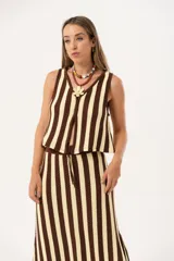 Chaleco tejido a rayas verticales color chocolate y amarillo, con escote en V y cierre con ganchitos.