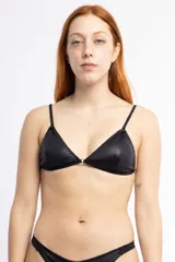 Conjunto de lencería negro brillante, compuesto por un corpiño de triángulo con breteles finos regulables y una tanga con laterales finos.