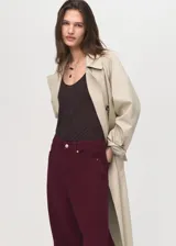 Pantalón de jean tiro alto, estilo barrel/balloon, color bordó oscuro. Presenta cierre de botón y cremallera, cinco bolsillos y largo al tobillo.