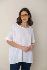 Blusa italiana de lino color blanco, de corte suelto con detalle de calado en hombros y mangas.