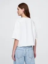 Buzo deportivo corto color rosa, sin felpa, de corte holgado y mangas cortas.