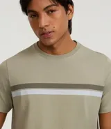 Remera de algodón color blanco con cuello redondo y mangas cortas. Presenta un diseño de rayas horizontales en tonos marrón y verde.