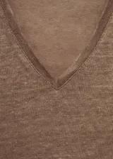 Remera color crema de lino con cuello en V y mangas cortas.