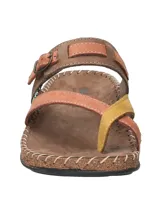 Sandalias de cuero color marrón con tiras en color naranja y amarillo. Tiene una tira con hebilla en el empeine y plantilla de cuero.
