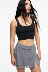 Top deportivo blanco de lycra, con espalda baja y copas removibles.