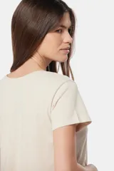 Remera azul de algodón y poliéster, de corte recto, cuello redondo y manga corta.