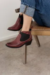 Botas Chelsea de cuero color marrón oscuro, con paneles laterales elásticos en marrón y suela de goma.