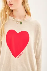 Sweater beige de tejido mezcla de cashmere, calce holgado y bordado de corazón rojo con la palabra 'amour' en el frente.