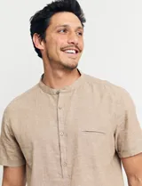 Camisa blanca de lino y algodón, de manga corta, con cuello mao y botones de coco.