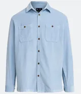 Camisa color beige de algodón texturizado con cuello inglés, botones delanteros, mangas largas y bolsillos delanteros con botón.