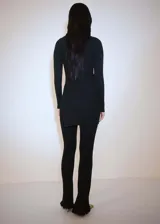 Vestido midi negro de punto de canalé, con cuello redondo y mangas largas.
