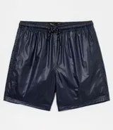 Bermuda de poliéster azul marino con cintura elástica y cordón de ajuste.
