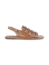 Sandalia plana color marrón con textura croco, tiras anchas entretejidas y pulsera con hebilla metálica.