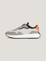 Zapatillas Tommy Jeans de estilo running, color gris con detalles en naranja y negro. Confeccionadas en piel y materiales reciclados.