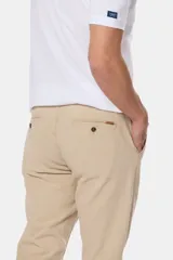 Pantalón de lino color beige, de corte recto y cintura elastizada.