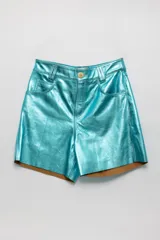 Short de cuero celeste metalizado.