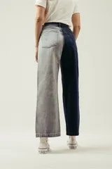 Pantalón de jean de pierna ancha con diseño color block: una pierna azul oscuro y otra gris claro.