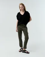 Pantalón negro de corte recto, con cintura elástica, bolsillos laterales con cierre y cierres en los tobillos. Confeccionado en tela italiana con elastano.