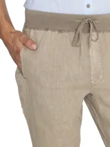 Pantalón de lino color beige, con pretina de jersey ajustable, calce regular, bolsillos en el frente y trasero.