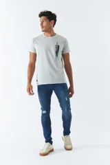 Remera gris de algodón con cuello redondo y manga corta. Estampado vertical con la leyenda "NOT DEFINED" en el frente.