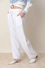 Pantalón italiano de lino azul marino, de corte amplio, con cintura elastizada y cordón ajustable.